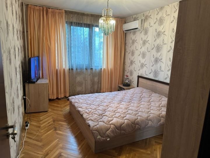 Продава се Тристаен апартамент в София, Фондови жилища - 84 кв.м за 1786 €/кв.м - Снимка #1