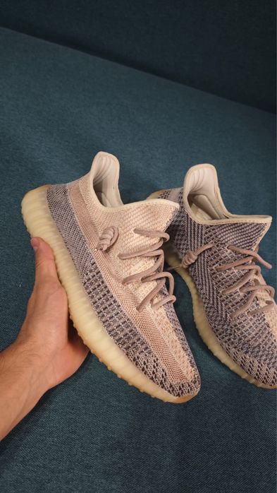 Yeezy 350 Crem.