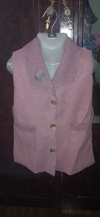 Продам тёплые безрукавку для девочек