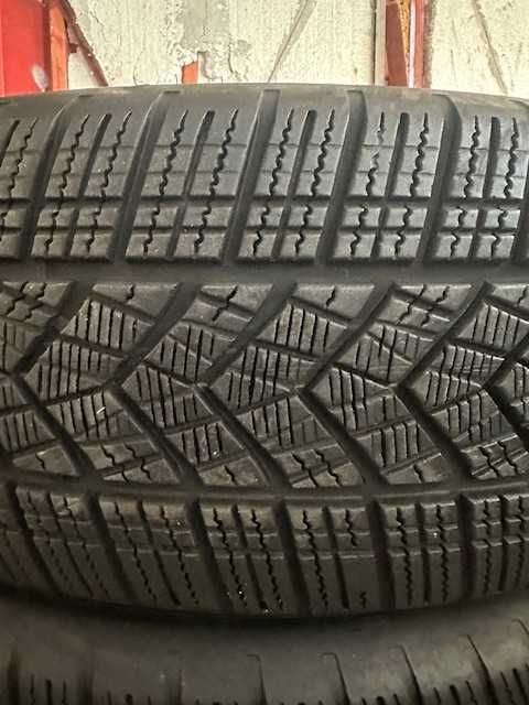 Set anvelope iarna Goodyear UltraGrip Performance 235 60 R20