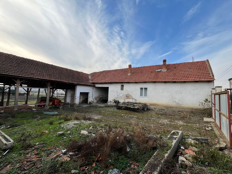 Casă bătrânească și grădină