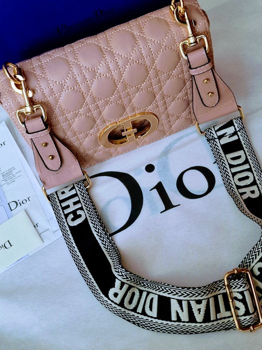 Geanta roz pudra,model crossbody,logo metalic auriu, saculet  inclus