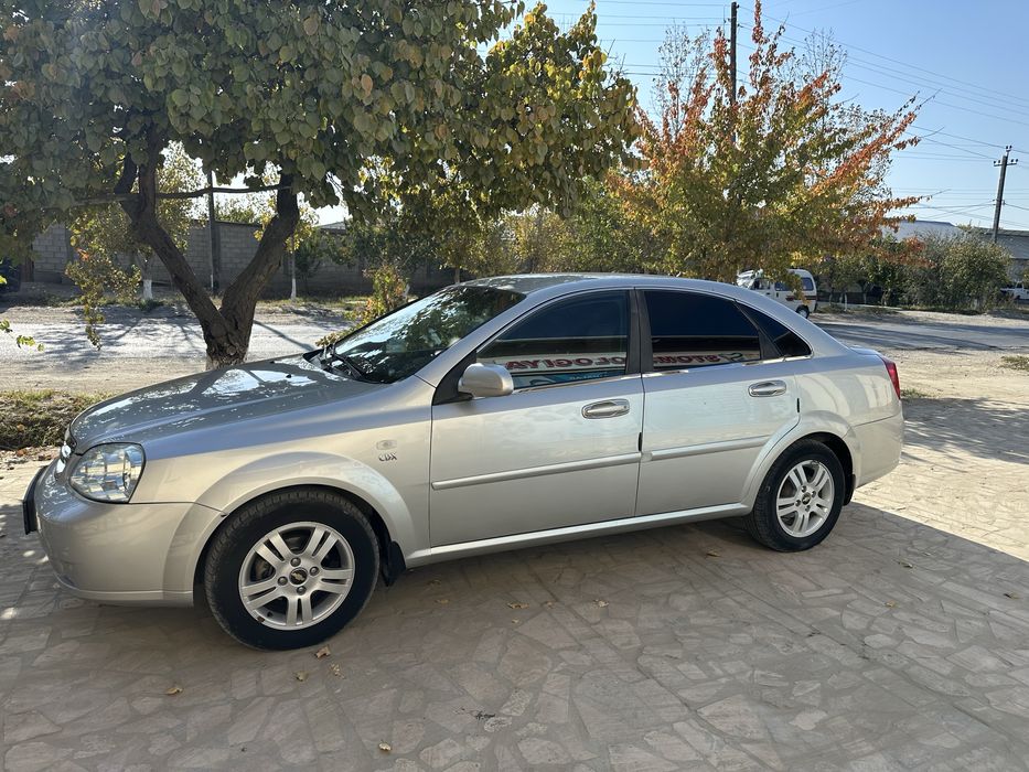 Lacetti 1.8 sotiladi