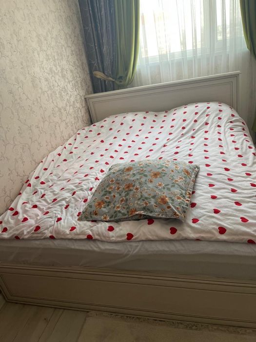 Продам кровать с матрасом и две тумбы
