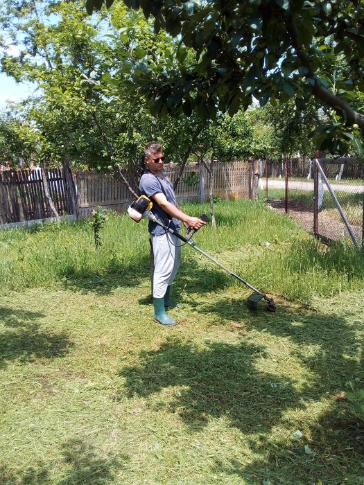Prelucrarea solului cu motosapa și tăieri de iarbă cu motocoasa și cu