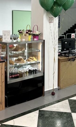 Холодильная витрина для кофейни, магазинов и кондитерской