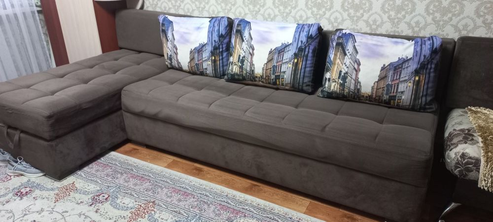 Диван угловой с подлокотниками с полками