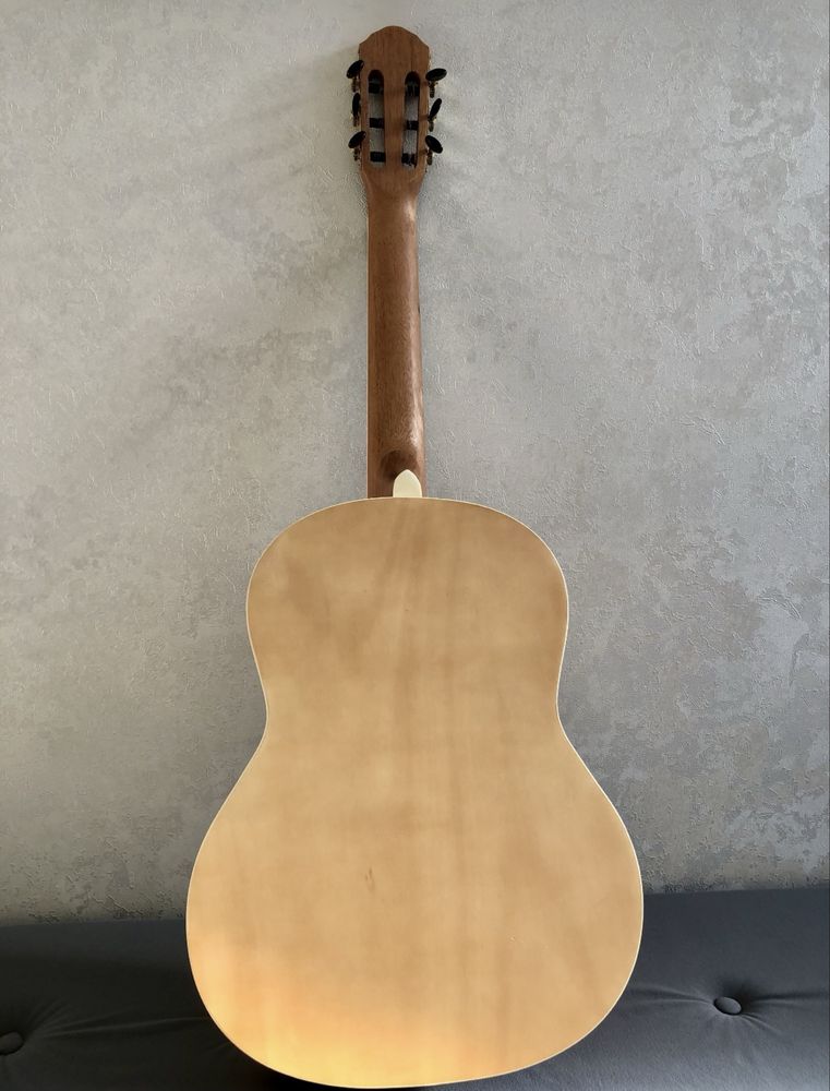 Yangi, klassik gitara