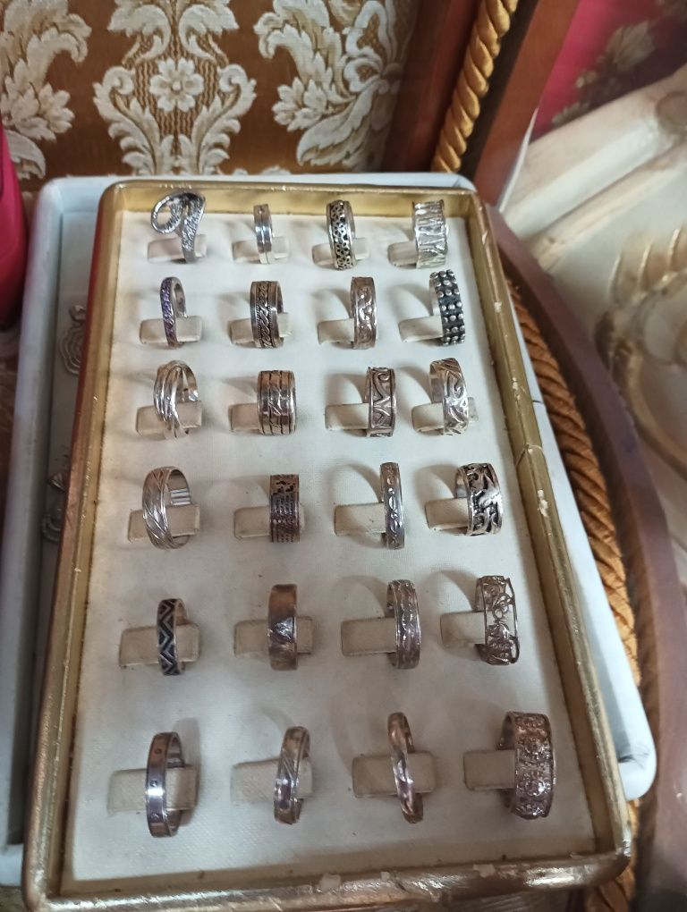 Продавам сребърни пръстени