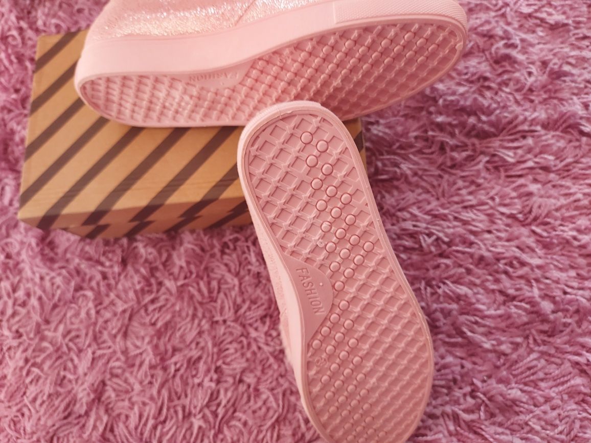 Барби розови обувки с пух