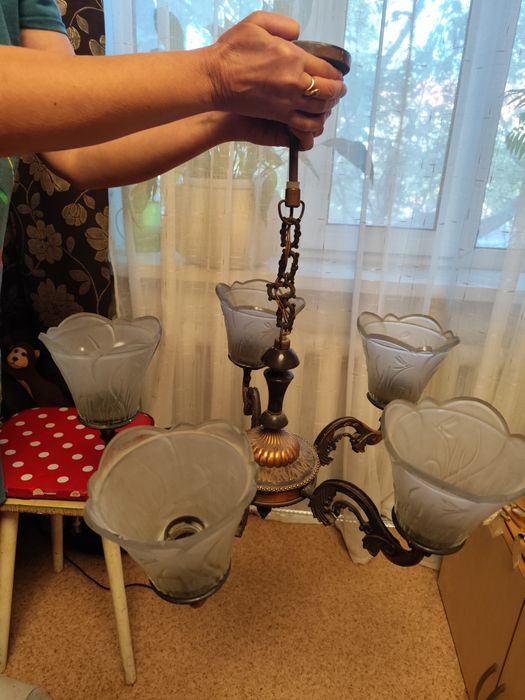 Продам три люстры