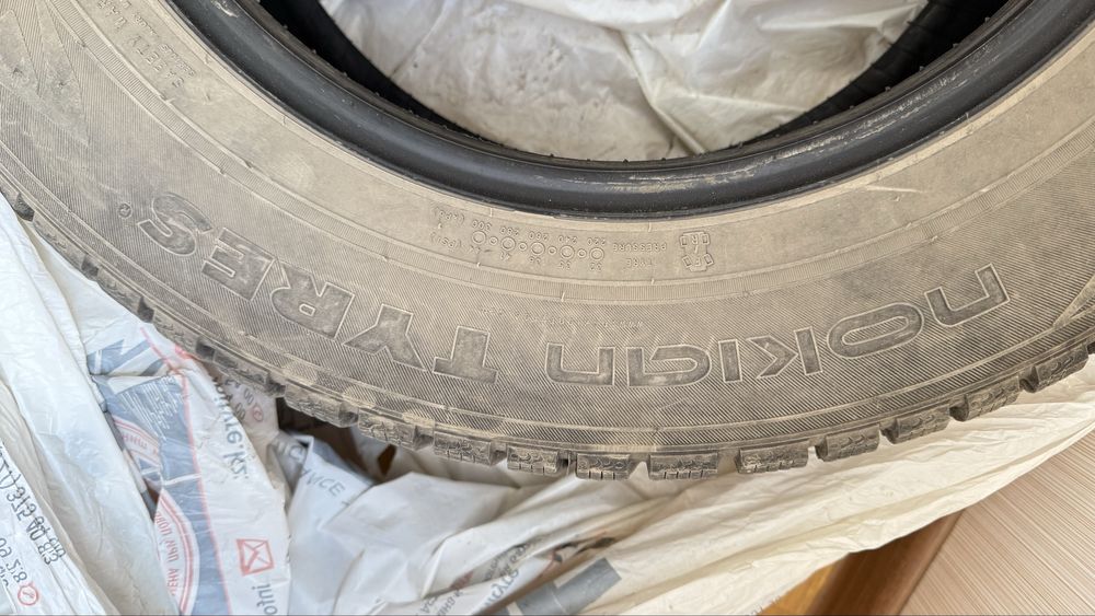 Резина с шипами в хорошем состянии