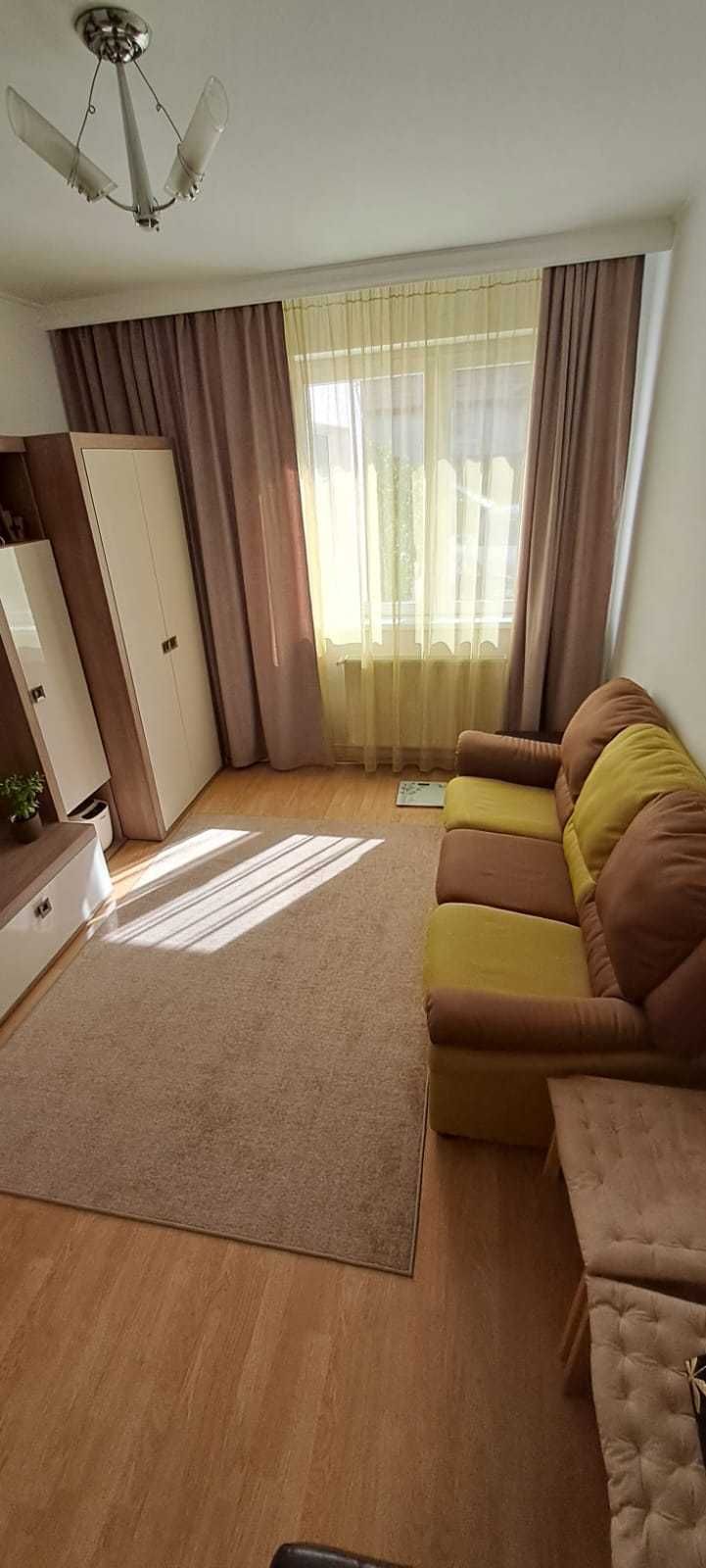 Vand apartament cu doua camere , zona linistita cu loc de parcare .