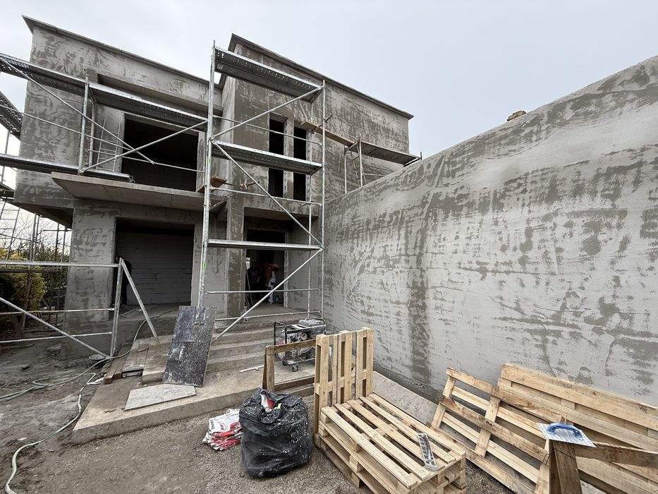 Constructii case, finisaje interioare, tencuiala mecanizata, glet