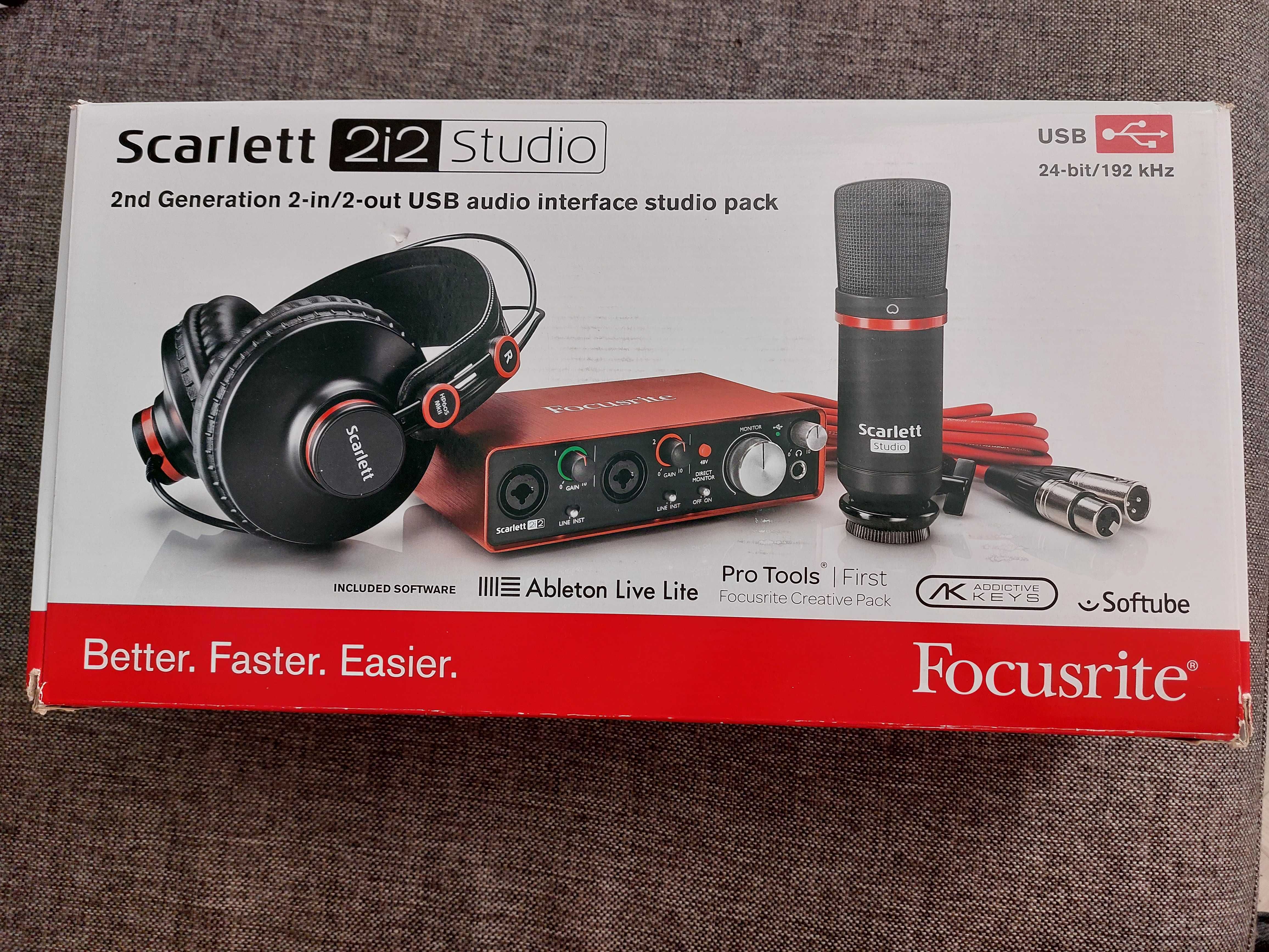 Микрофон и наушники из комплекта FOCUSRITE SCARLETT STUDIO 2ND GEN