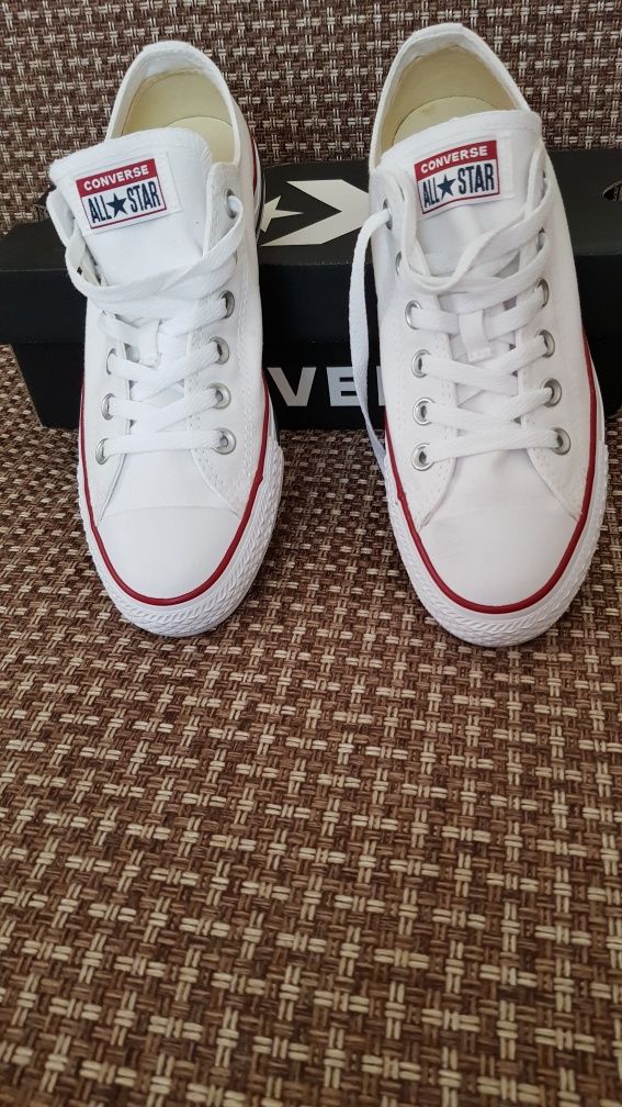 Converse albi, barbati , noi, fără eticheta, numărul 39, 25 cm.