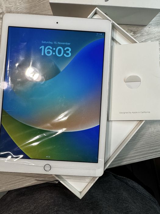 iPad gen 5, 32 gb, white