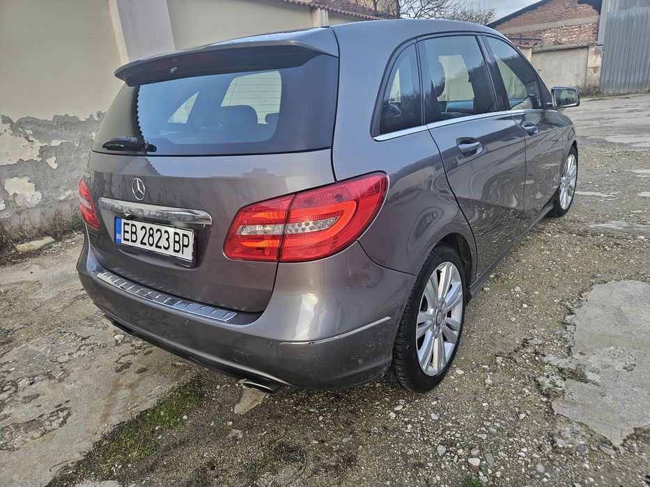 MERCEDES B180 PREMIUM* КОЖА * DISTRONIC * Навигация * Подгрев*