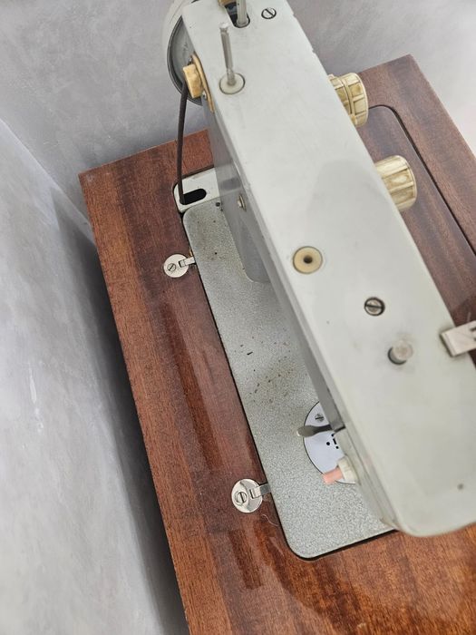 Ножная швейная машинка в рабочем состоянии.