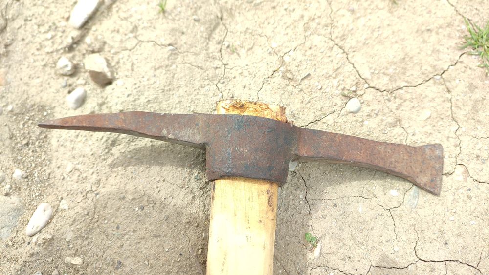 Târnăcop facut la forjă