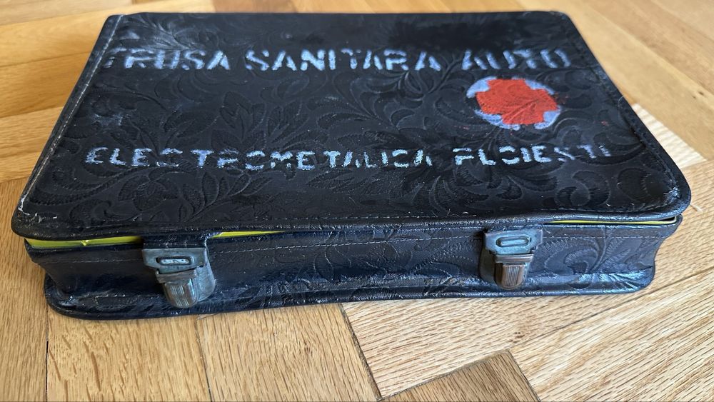 Trusa sanitara auto veche romaneasca Dacia 1300 sau Aro vintage
