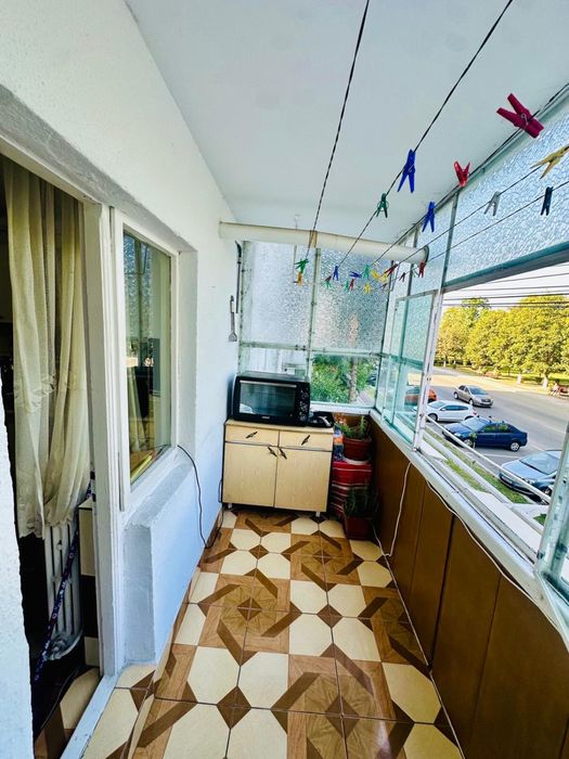 Apartament de vanzarea 3 camere etaj 1 / 4 curtea de arges decomandat