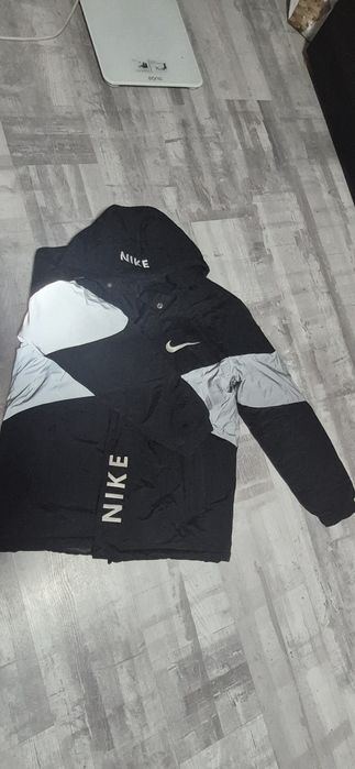 Vand Nike geaca model deosebit