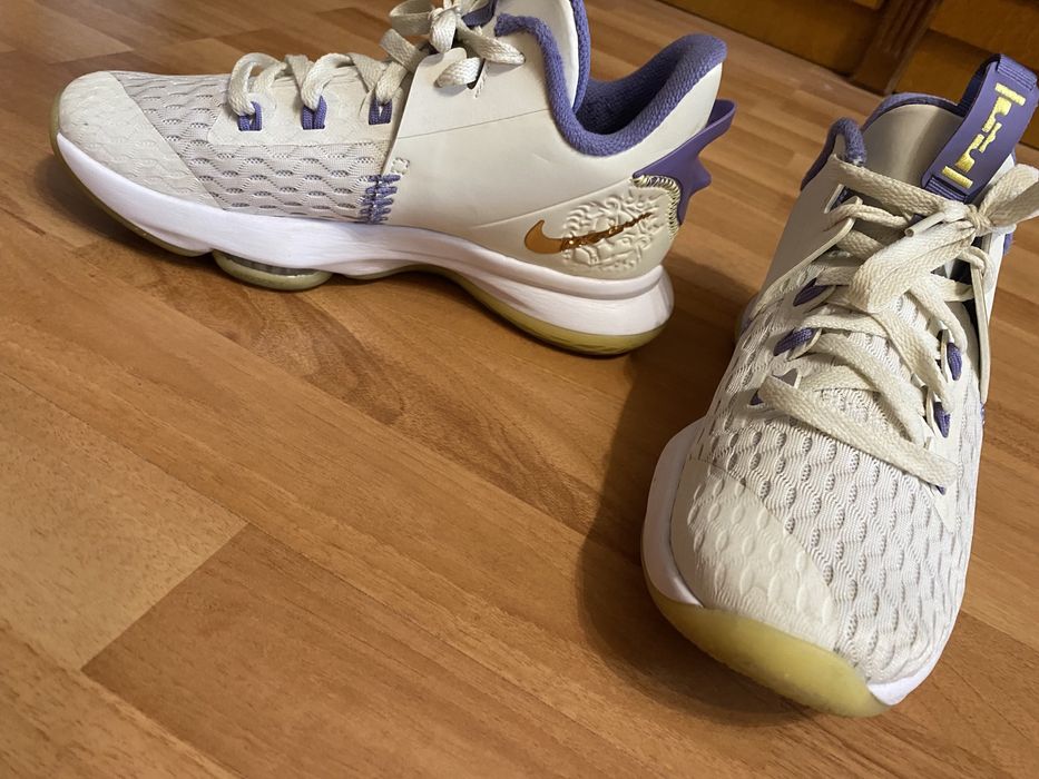 Vând Nike Lebron Witness 5 Basketball