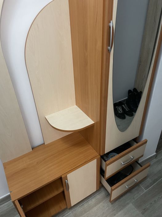 Vând dulap cuier Thomas