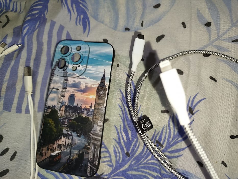 Vând cablu încărcare iPhone 14 si husa