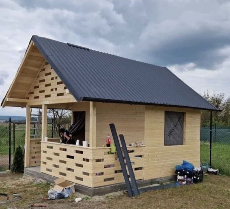 Vând casă pe structură metalică înveliș cu panouri sandwich