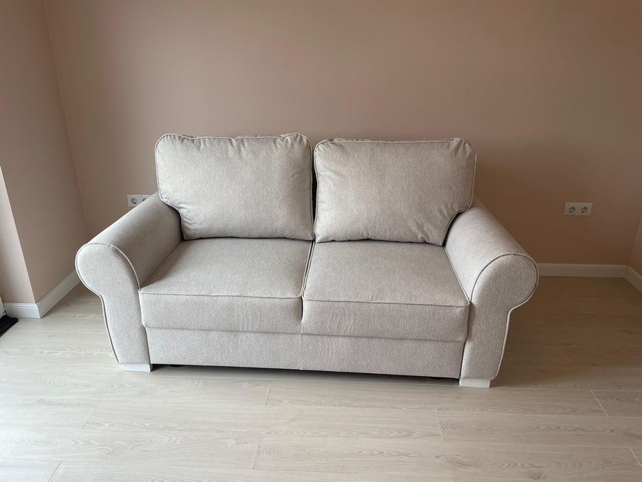 Vând canapea extensibilă în stare foarte bună