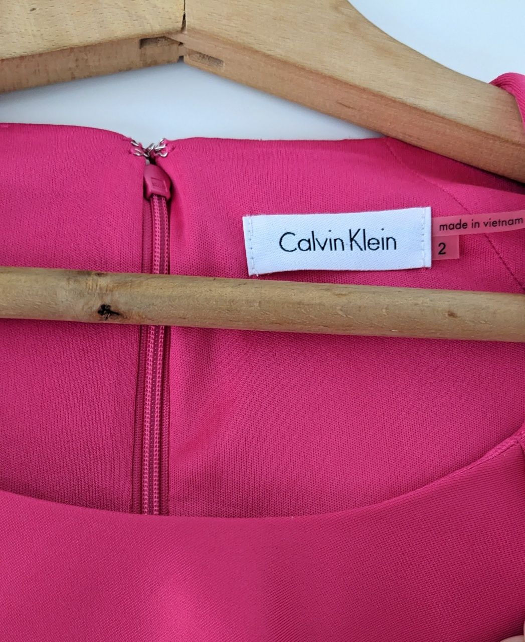 Розова вталена рокля Calvin Klein, размер S
Active listing