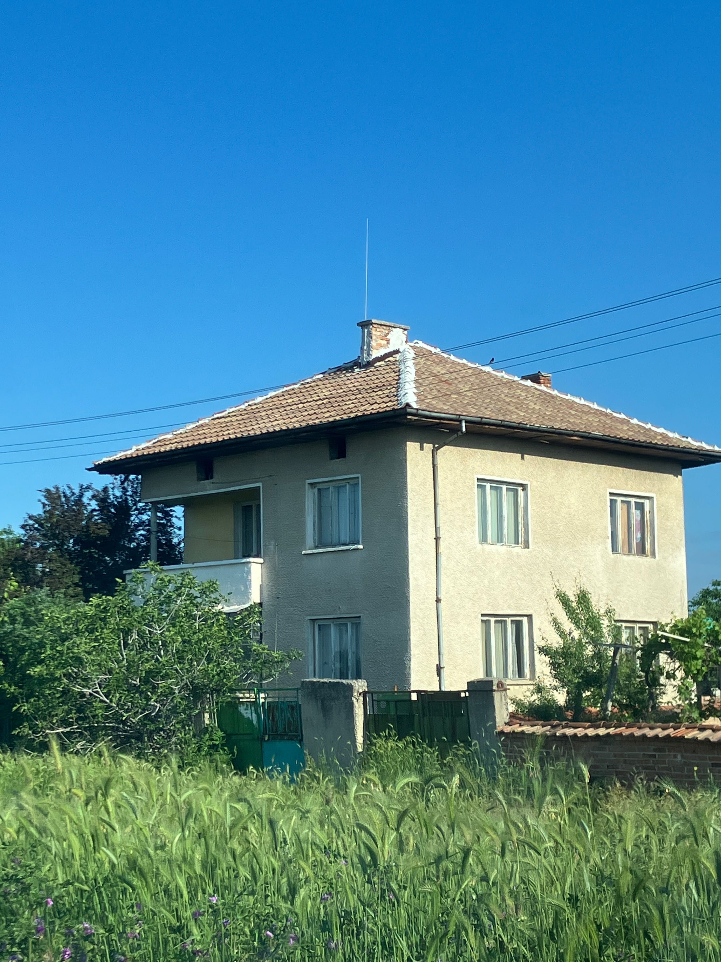 Продавам масивна двуетажна къща