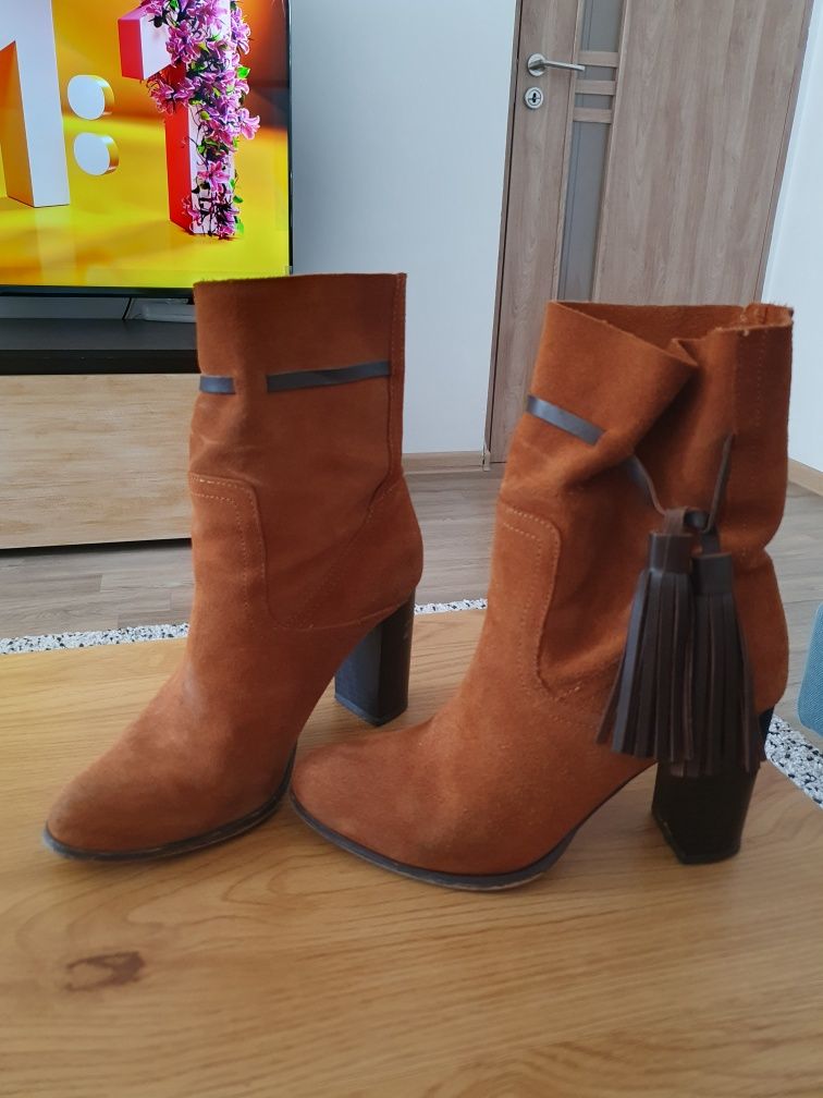 Ghetute din piele intoarsa, maro, marca Mango, marimea 39