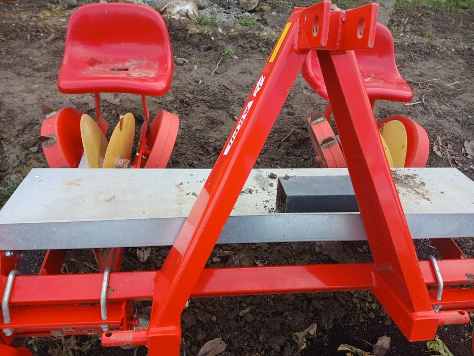 Vând plantator rasaduri în stare foarte buna ,Garoafa vn