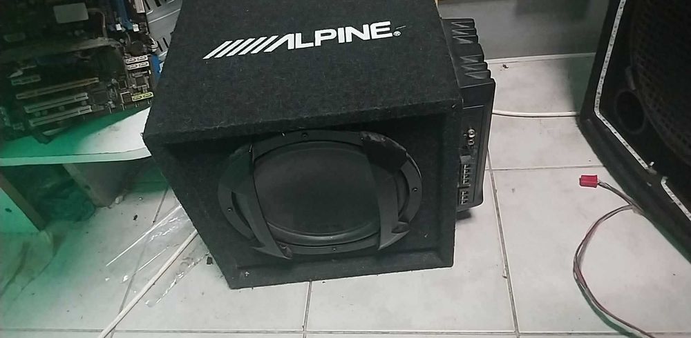 Продава се субуфер за кола Alpine с усилвател Sony Xplod 500w