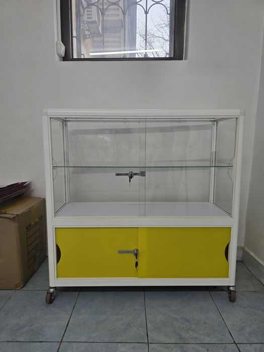 Новый стеллаж на роликах в идеальном состоянии. Прочный, устойчивый и