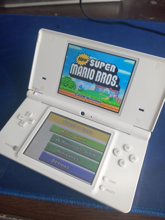 Nintendo DSi Alb Modat cu 50+ Jocuri Preinstalate