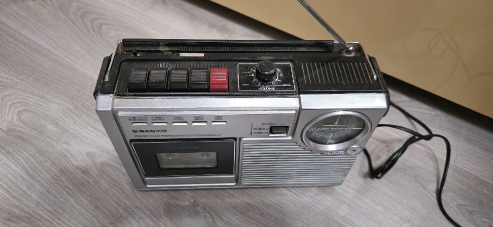 Radio casetofon M2402