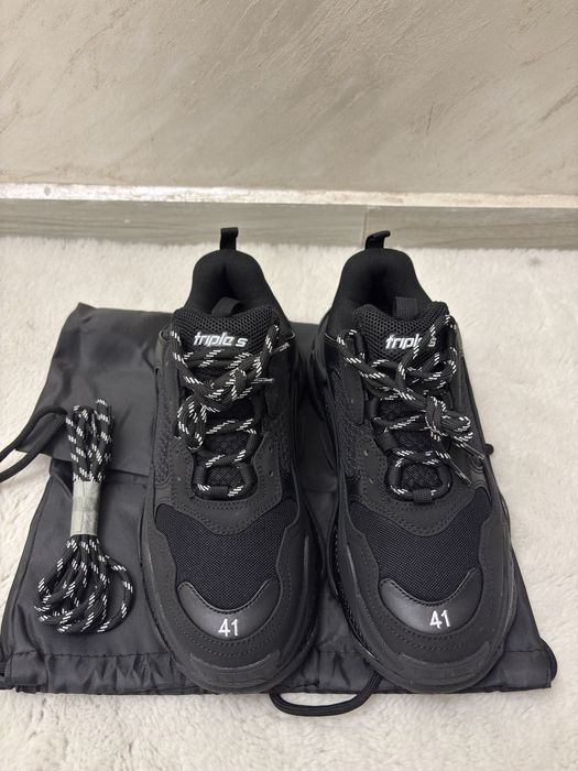 Balenciaga triple S •