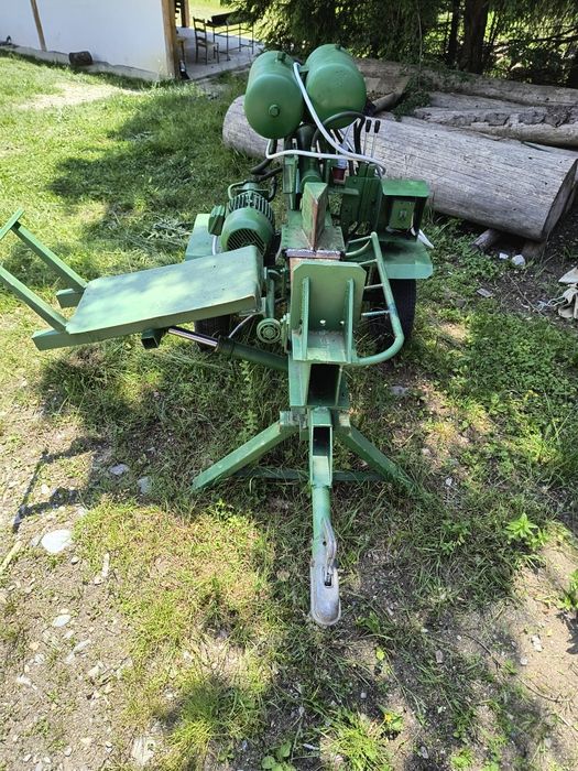 Spărgător lemne cu rampa hidraulica și cârlig remorcare.