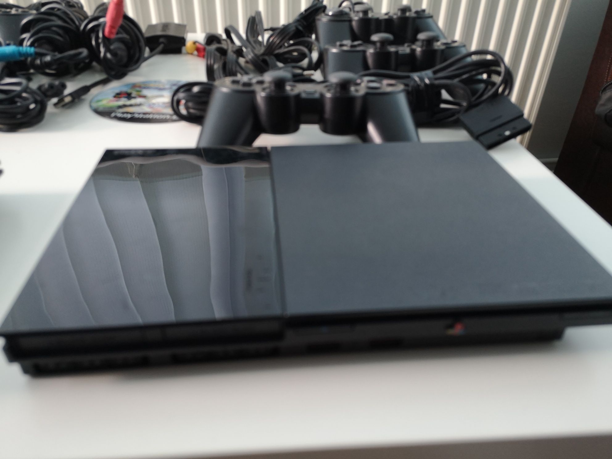 Vând 2 console PlayStation 2 slim cu tot cu accesorii