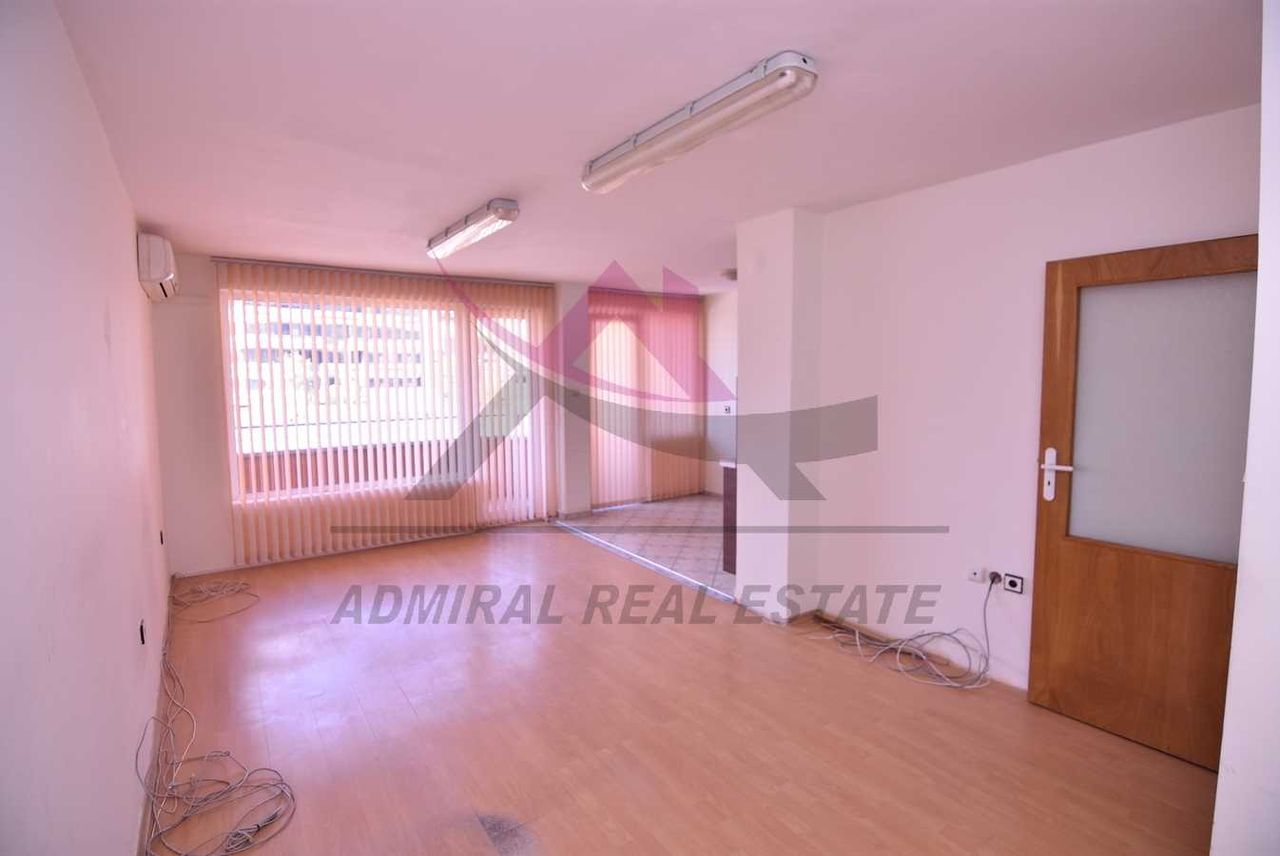 Дава се под наем Магазин в Варна, Базар Левски - 103 кв.м за 650 € - Снимка #3