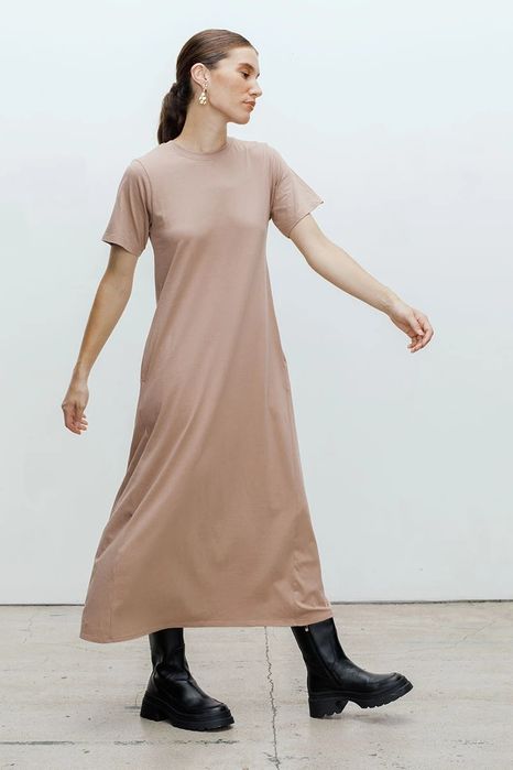 Платье футляр с карманами а крой к низу с карманами по бокам лёгкий ле