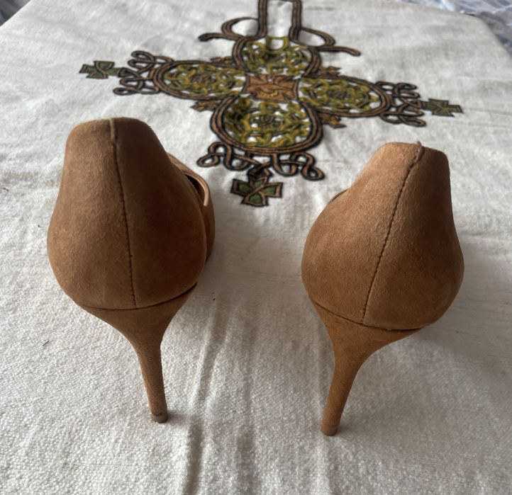 Продавам елегантни кафяви обувки от велур