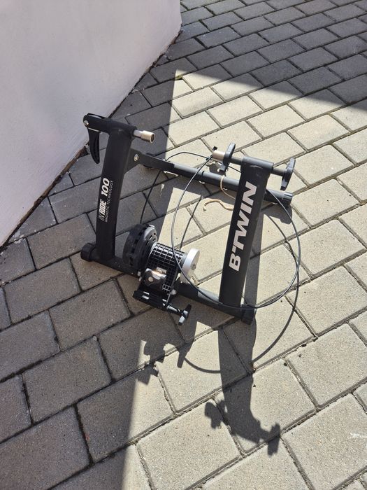Vând două biciclete și un roller