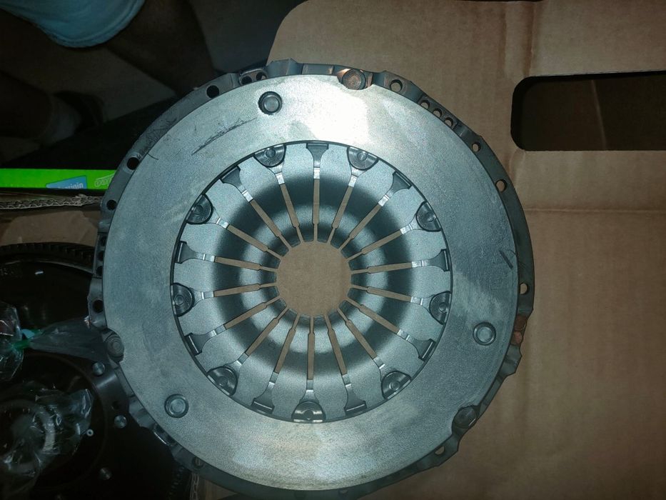 Vând ambreiaj cu volanta masa dubla Passat B6 Golf 6 motor 1.8 benzina