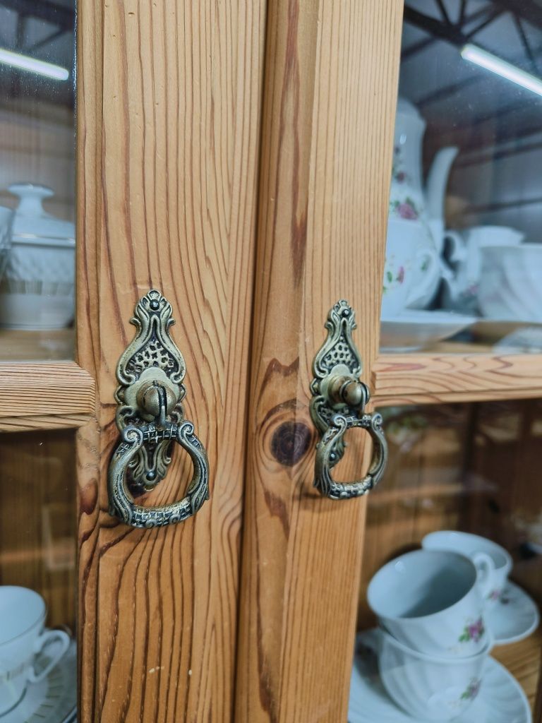 Кухненски бюфет с месингови дръжки