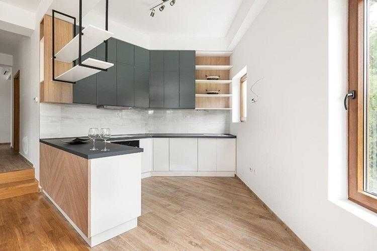 Дава се под наем Двустаен апартамент в Бургас, Център - 69 кв.м за 255 € - Снимка #1